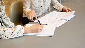 Top-ten-tips-on-employment-contracts-.jpg